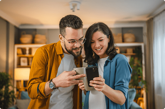 Casal ao celular