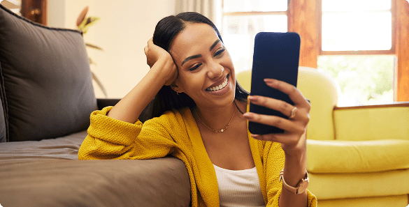 Mulher ao celular falando com especialista